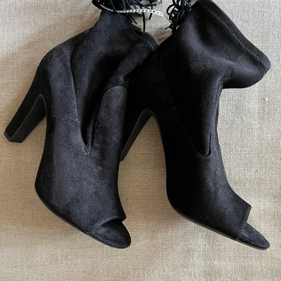 NEW VINCE CAMUTO CALISSA SUEDE BLACK PEEPTOE BOOT - Picture 7 of 7